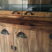 <a href="https://www.rubiomonocoat.fr/fr_fr/r/realisaties/rustic-oak-whisky-cabinet?id_c=2&country=fr" target="rubio" rel="noopener" class="fg-link">Oil plus 2C – Castle Brown</a> Chêne finition Oil Plus 2 C teinte Castle Brown