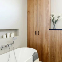 <a href="https://www.rubiomonocoat.fr/fr_fr/r/realisaties/private-bathroom?id_c=2&country=fr" target="rubio" rel="noopener" class="fg-link">Oil plus 2C – Pure</a> Portes en Chêne plaqué finition Oil Plus 2C teinte Pure