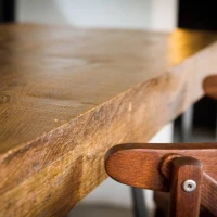 <a href="https://www.rubiomonocoat.fr/fr_fr/r/realisaties/restaurant-mamizza?id_c=2&country=fr" target="rubio" rel="noopener" class="fg-link">Oil plus 2C – Walnut</a> Table en Chêne finition Oil plus 2C teinte Walnut