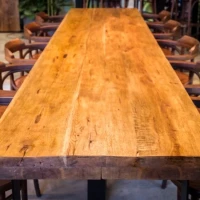 <a href="https://www.rubiomonocoat.fr/fr_fr/r/realisaties/restaurant-mamizza?id_c=2&country=fr" target="rubio" rel="noopener" class="fg-link">Oil plus 2C – Walnut</a> Table en Chêne finition Oil plus 2C teinte Walnut