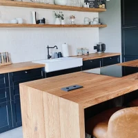 <a href="https://www.rubiomonocoat.fr/fr_fr/r/realisaties/nyloft?id_c=2&country=fr" target="rubio" rel="noopener" class="fg-link">Oil plus 2C – Pure/Charcoal</a> Plan de travail de cuisine en Chêne finition Pure, façades en pin finition charcoal