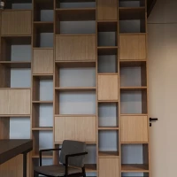 <a href="https://www.rubiomonocoat.fr/fr_fr/r/realisaties/residential-house-latvia?id_c=2&country=fr" target="rubio" rel="noopener" class="fg-link">Oil plus 2C – Smoke 5 %</a> Étagères en placage de Chêne finition Oil Plus 2C teinte Smoke 5%