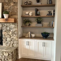 <a href="https://ar.pinterest.com/pin/393150242487792194/" target="externe" class="fg-link" rel="noopener">Alcôve</a> Alcôve aménagée avec étagères en bois massif et placard en partie basse