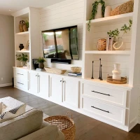 <a href="https://www.pinterest.fr/pin/809099889320894369/" target="externe" class="fg-link" rel="noopener">Mur TV</a> Mur TV sur mesure avec étagères, placards et tiroirs en partie basse